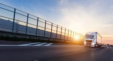 LKW auf einer Straße