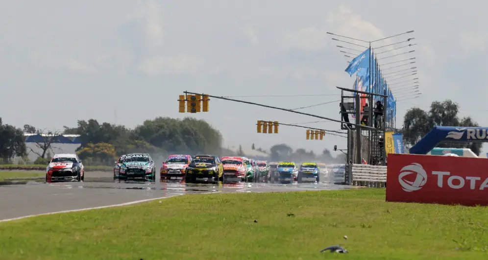 El pelotón de la C3 del TN rumbo a la curva 1