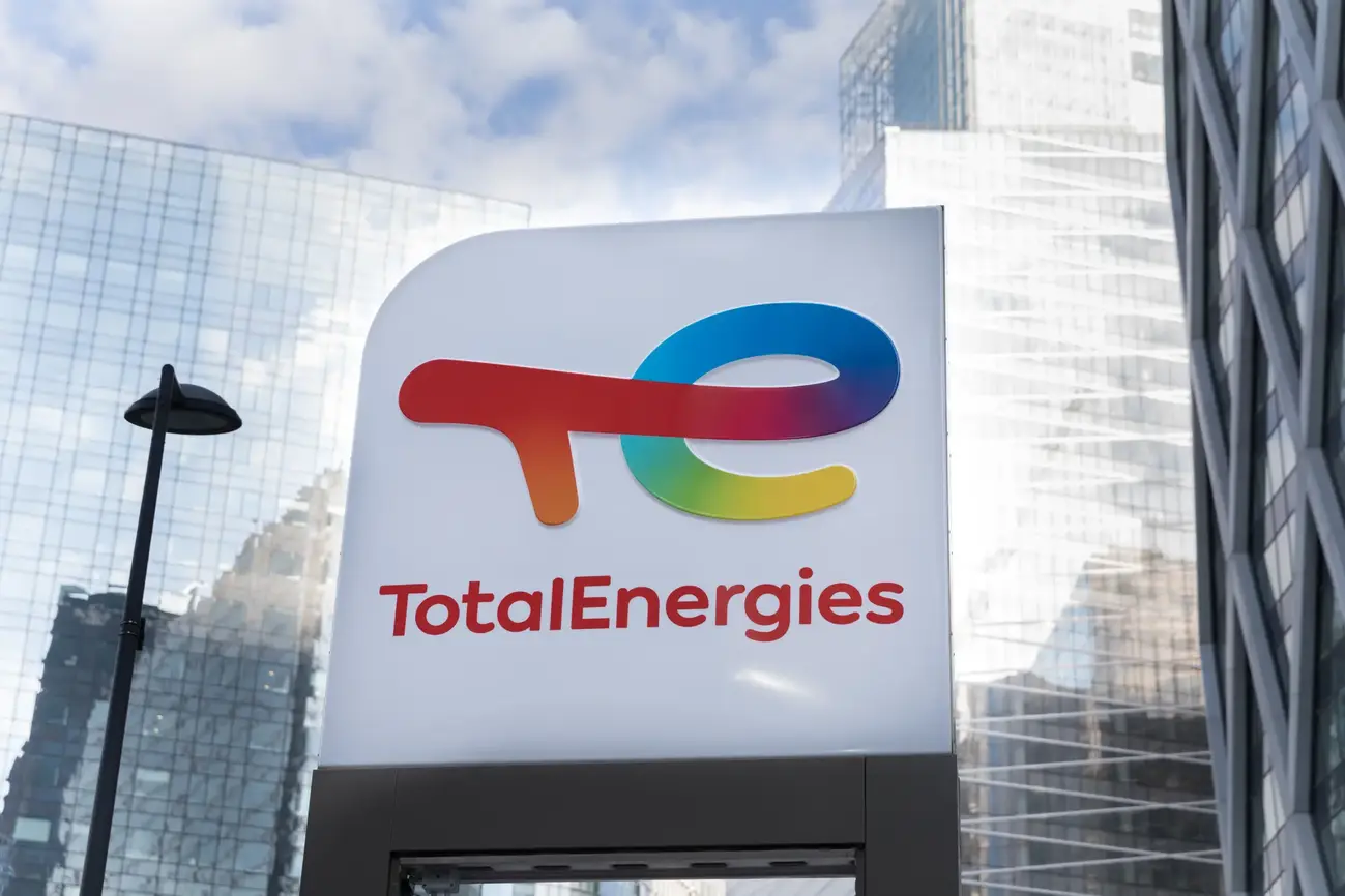 La Défense e.station with the colours of TotalEnergies