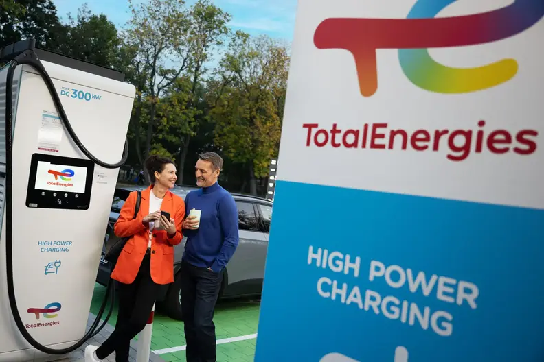 Paar bei laden an Laedesaeule