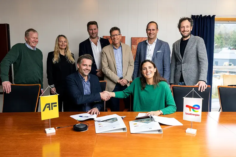 signing_2.jpg
