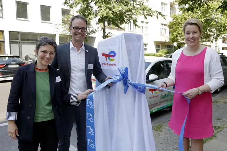(v.l.n.r.: Staatssekretärin Dr. Claudia Stutz; Jan Petersen, Geschäftsführer TotalEnergies Charging Solutions Deutschland GmbH; Senatorin Franziska Giffey)
