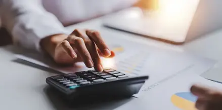 femme qui fait des calculs