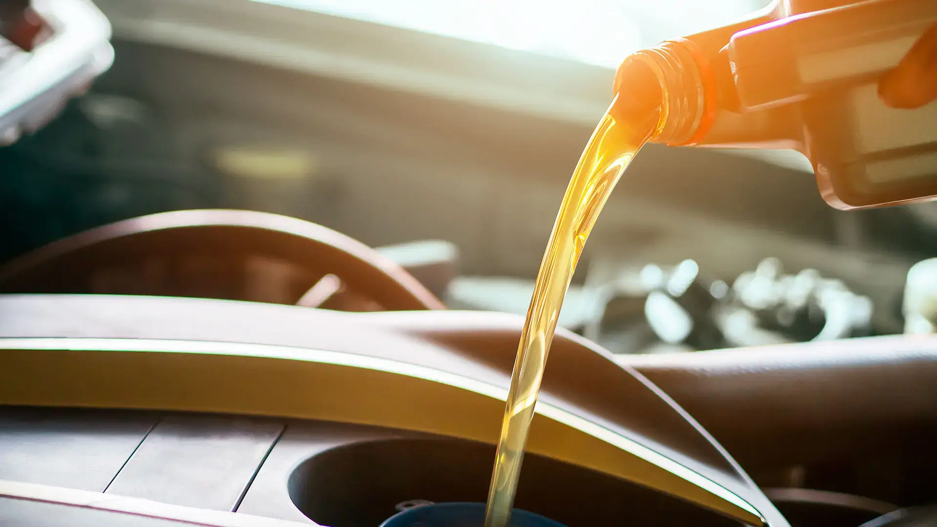 Aceite siendo vertido en el motor