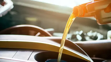 Aceite siendo vertido en el motor