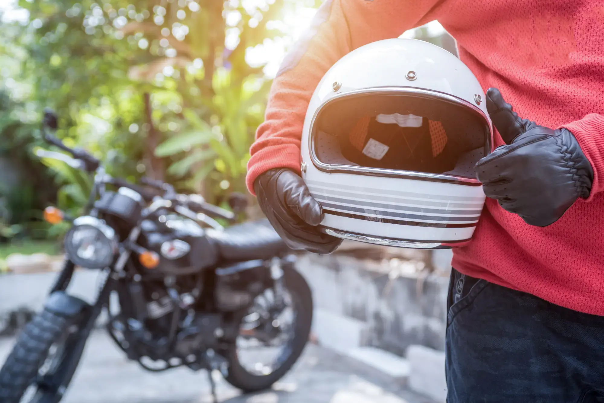 Motard en sécurité avec son casque