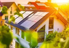 maison econome panneaux solaires.png