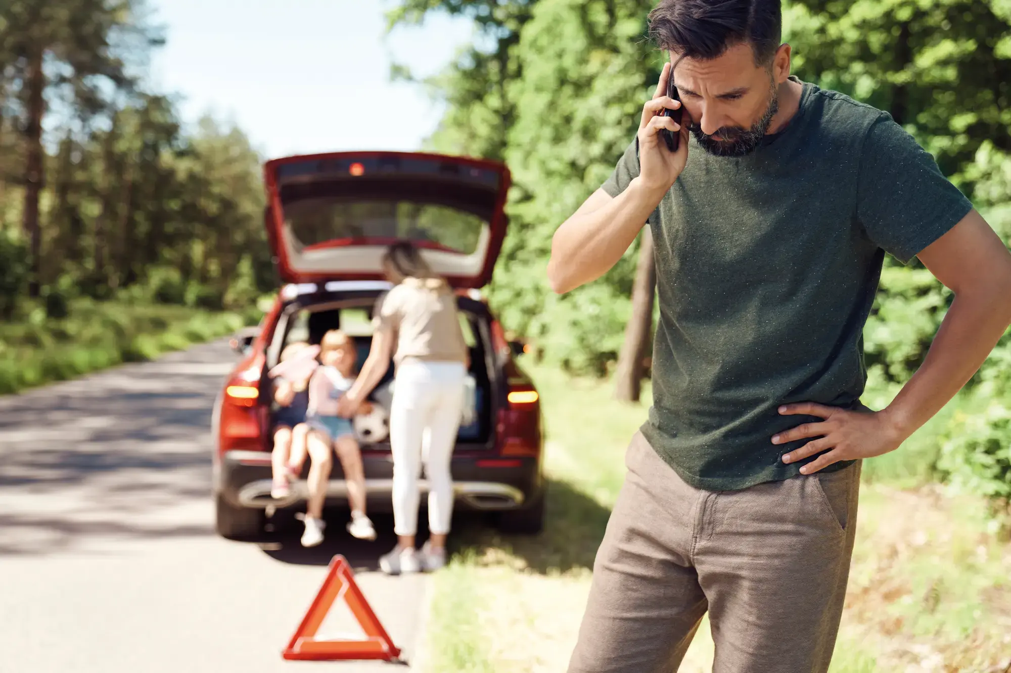 Famille avec voiture en panne