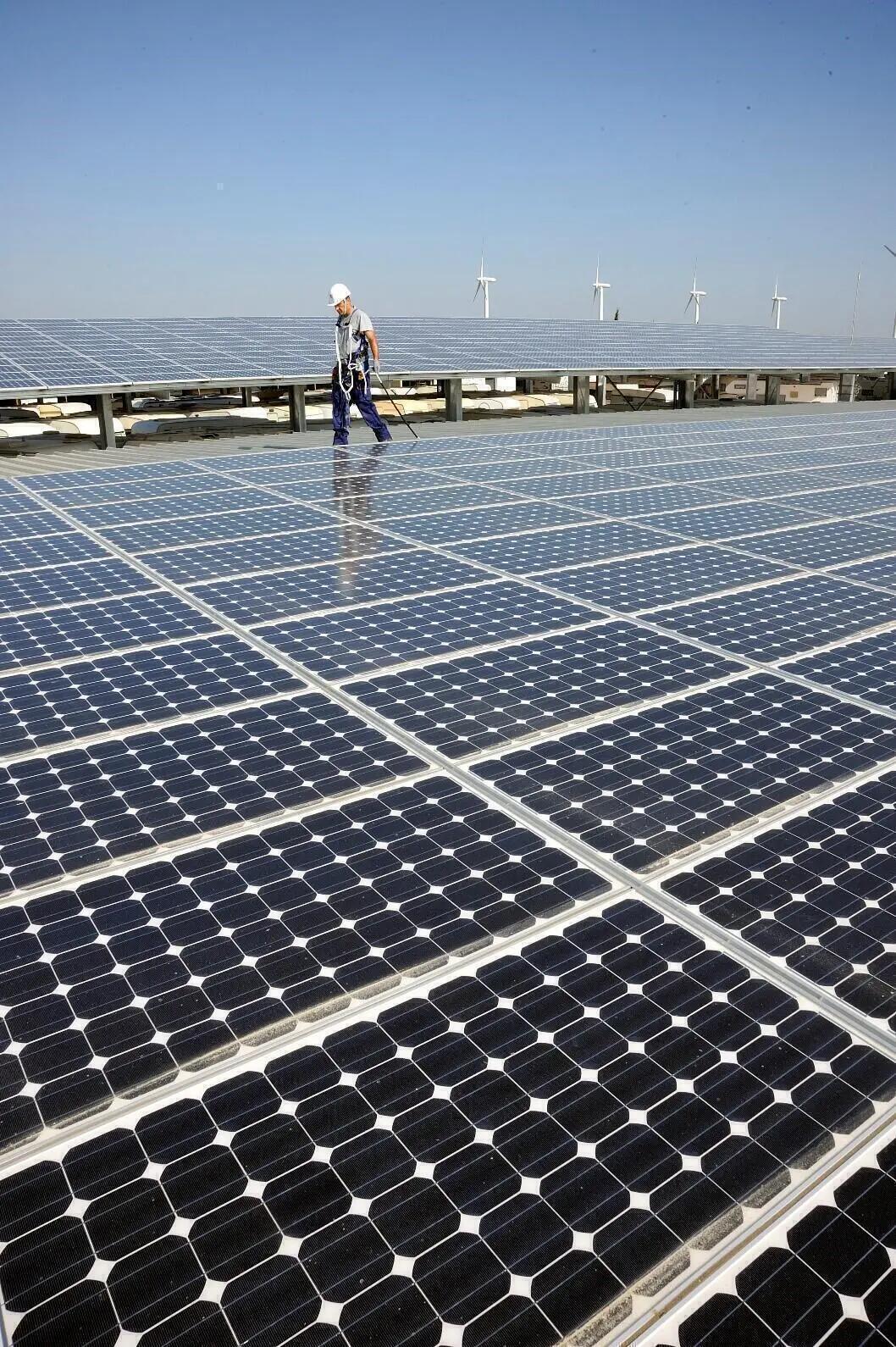 totalenergies-ombriere-panneaux-solaire-eoliennes