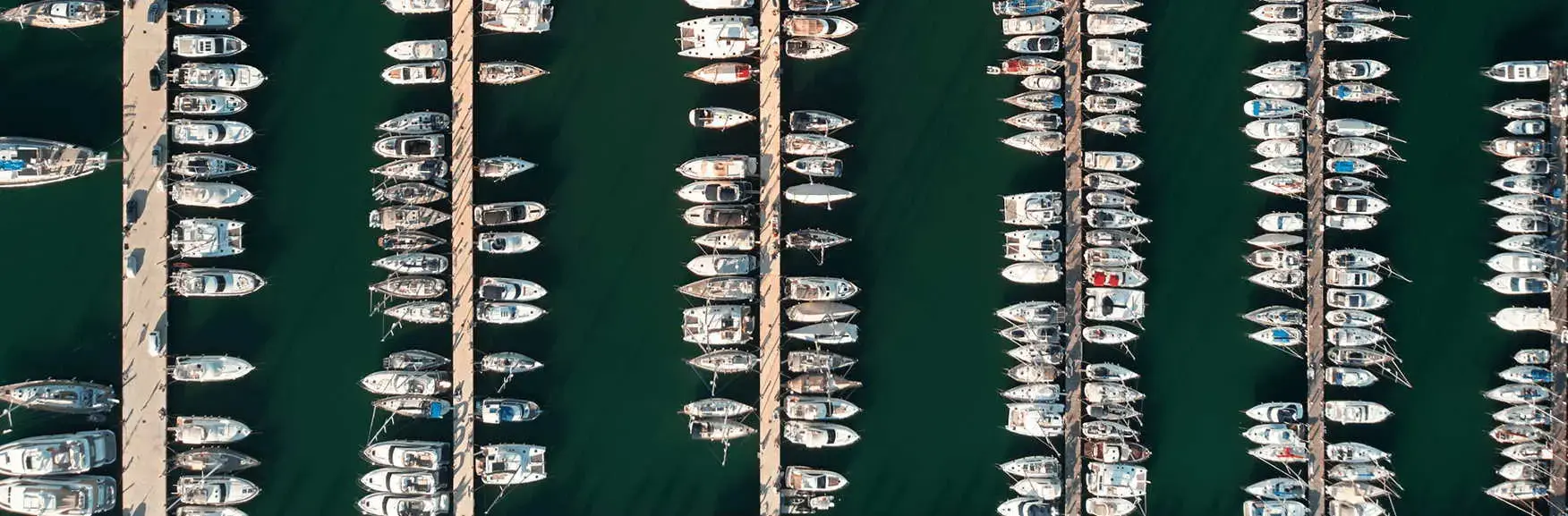 Luftaufnahme eines Yachthafens