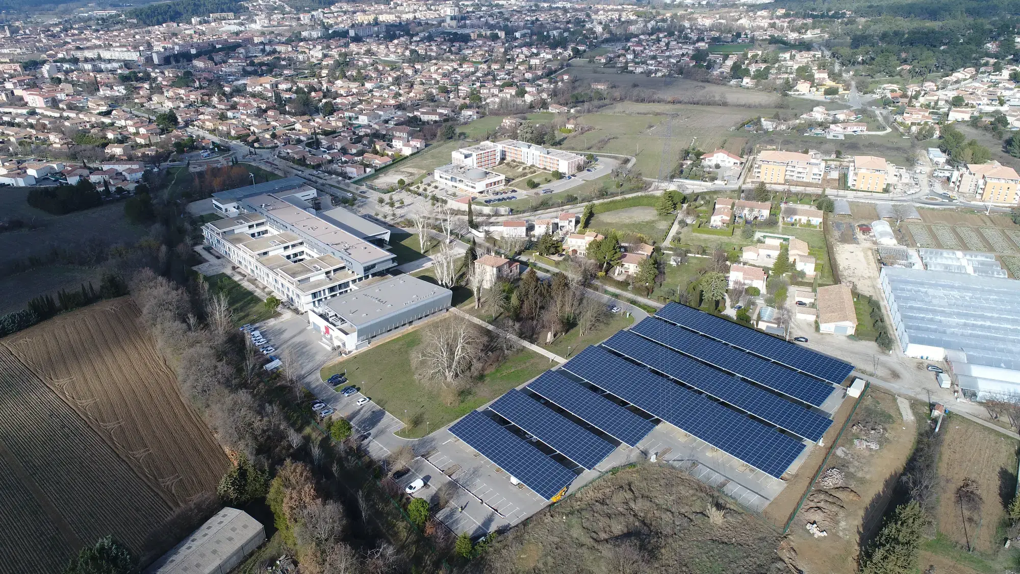 Ombrière photovoltaïque dans les Bouches-du-Rhône pour l'école des mines de Gardanne