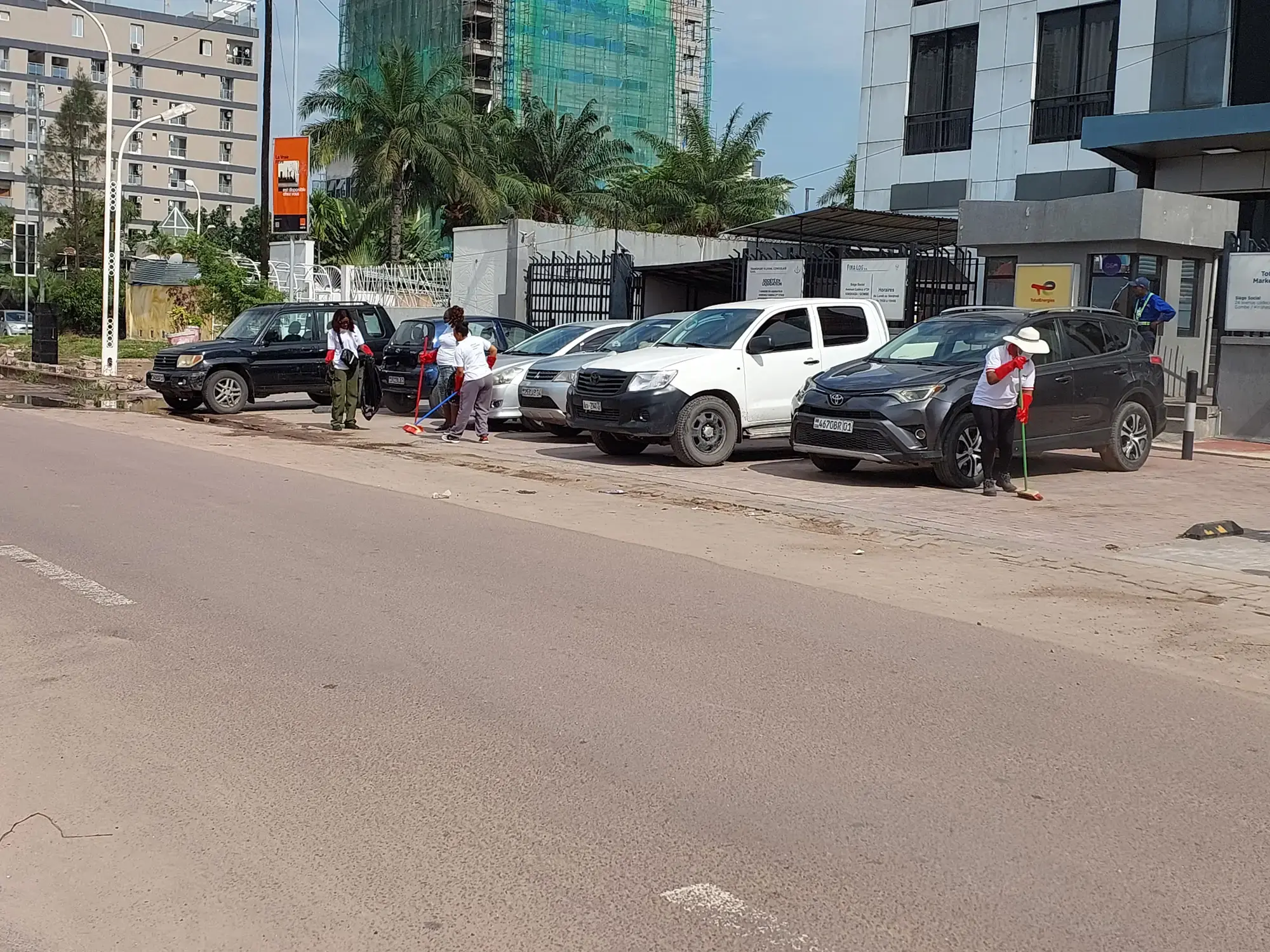 Travaux d'assainissement à la Place des Évolués