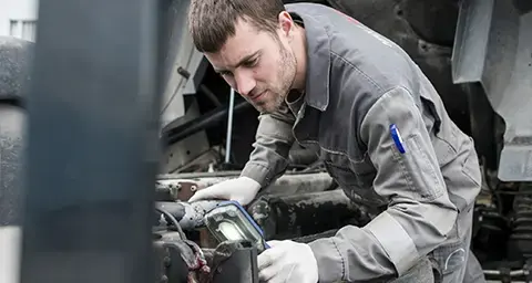 Automechaniker an einem Auto