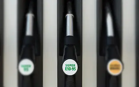 Close up eines TOTAL Zapfhahns mit der Aufschrift Super E10