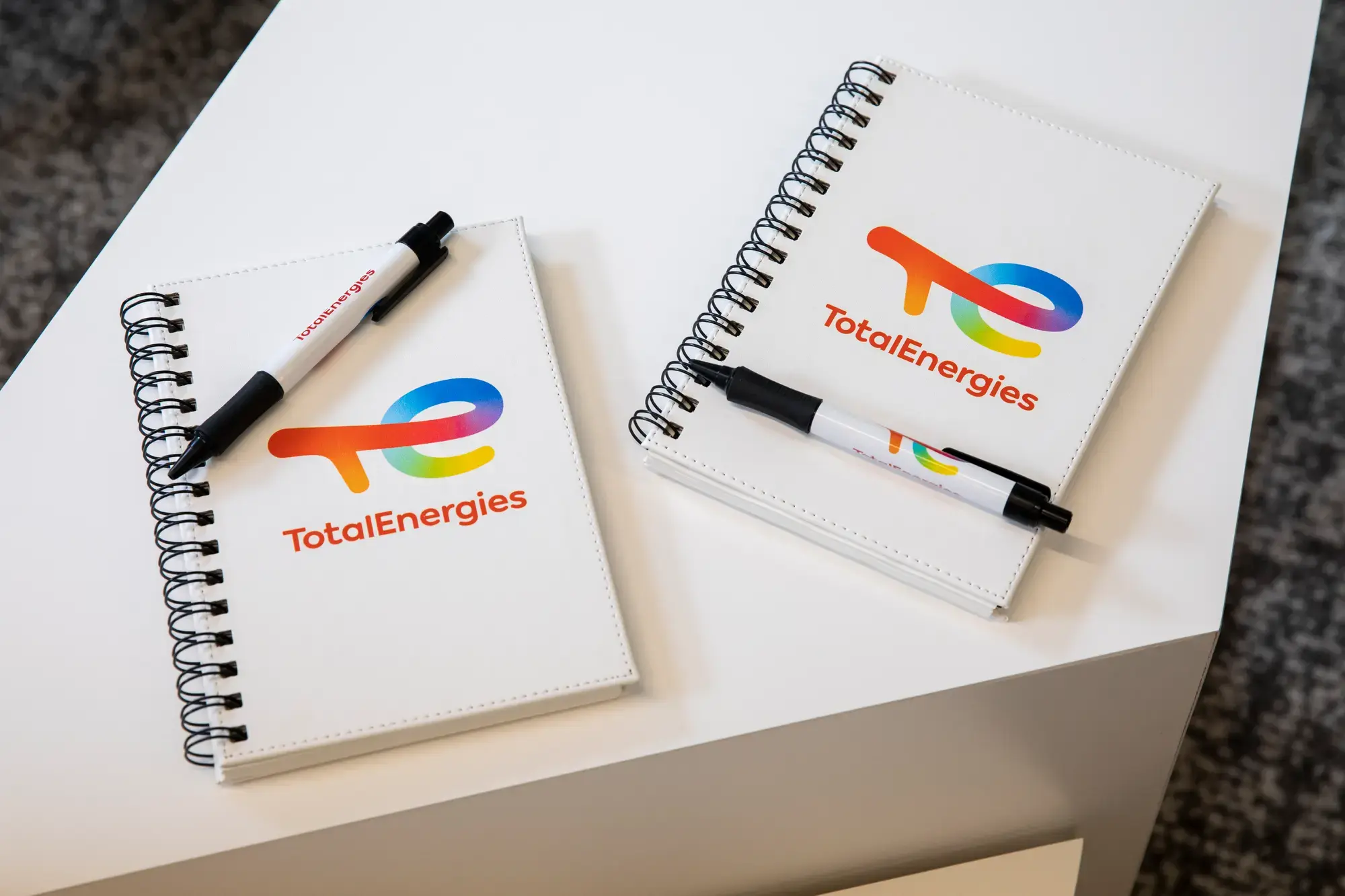 Cahiers et stylos avec le logo de l'entreprise