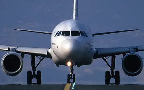 Flugzeug von vorne