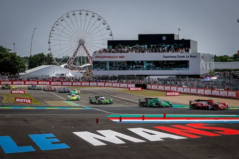 Le Team Peugeot TotalEnergies participe aux 24 Heures du Mans, illustrant l'innovation en matière de lubrifiants haute performance, de carburants renouvelables et de solutions de mobilité durable.