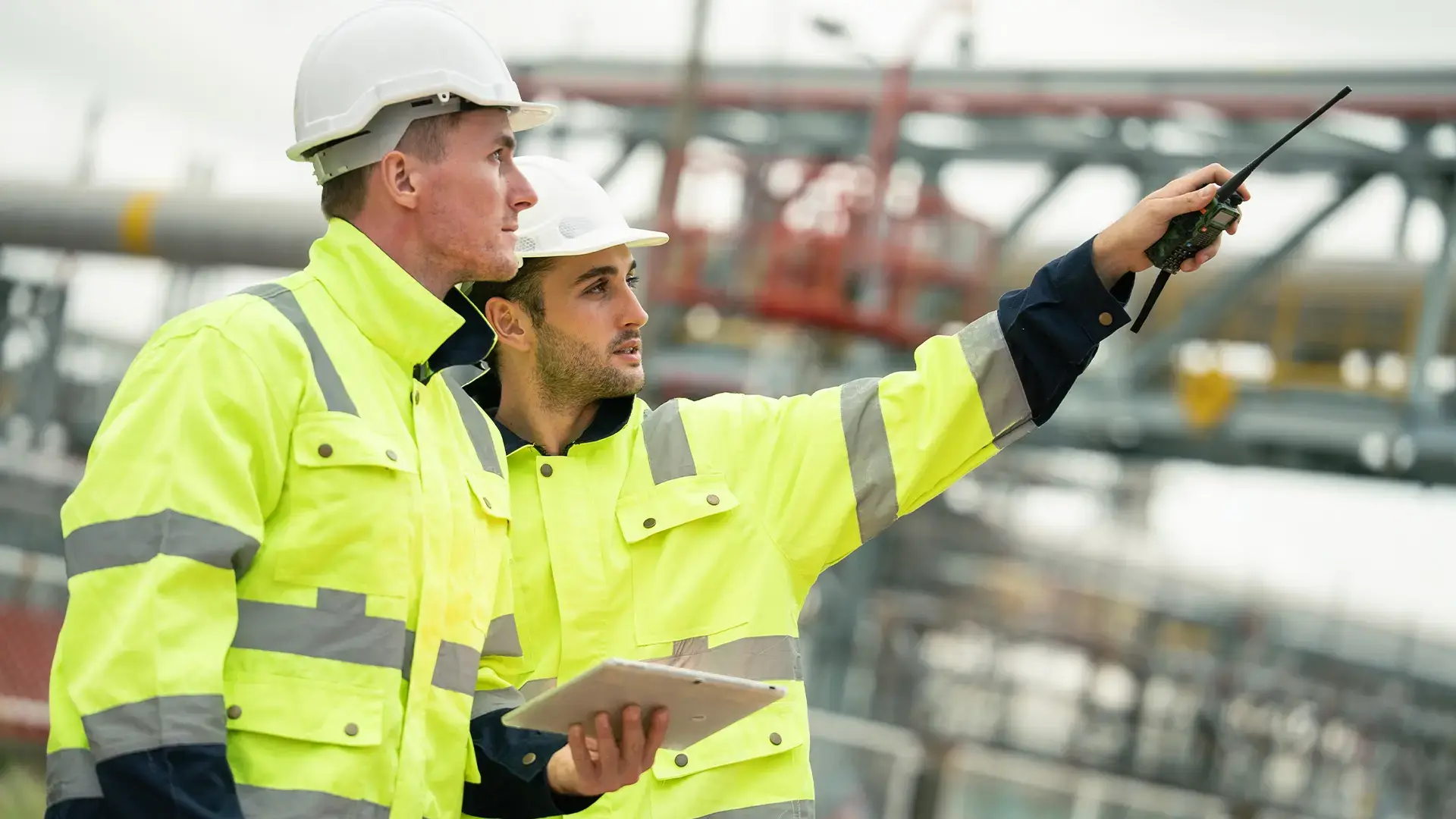 Ingenieros industriales en planta de gas.