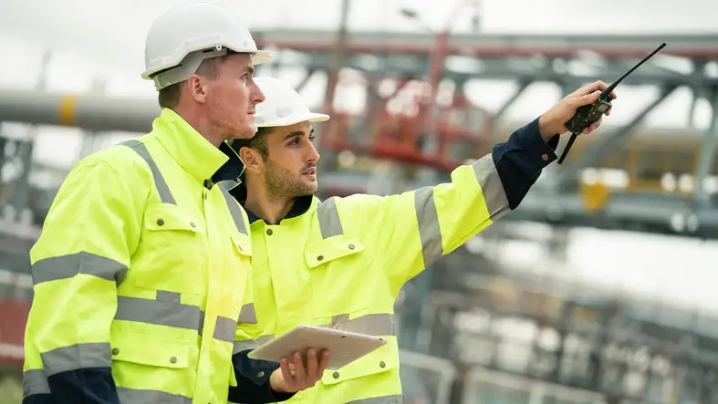 Ingenieros industriales en planta de gas.