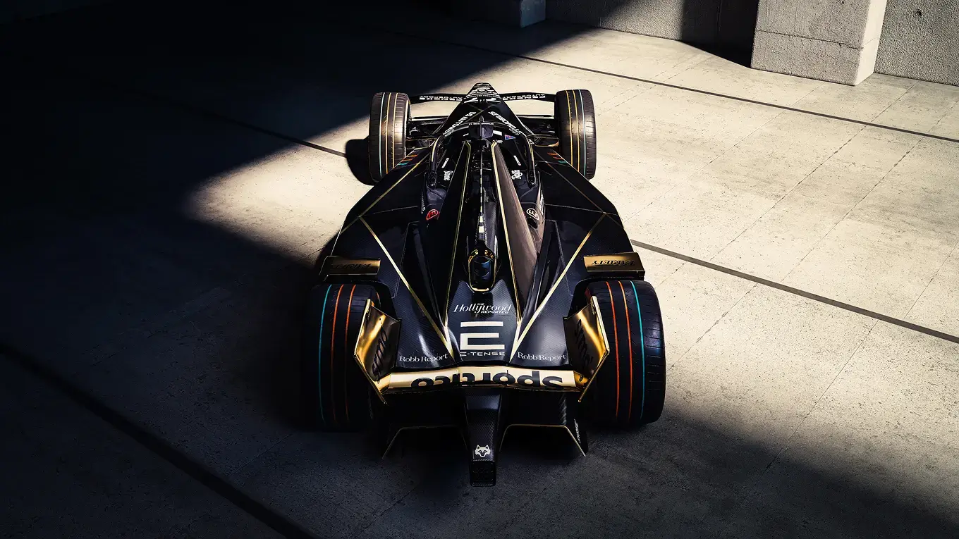 voiture DS E-TENSE FE25 de Taylor Barnard (N°77) avec halos, rétroviseurs, ailerons avant et arrière de couleur or