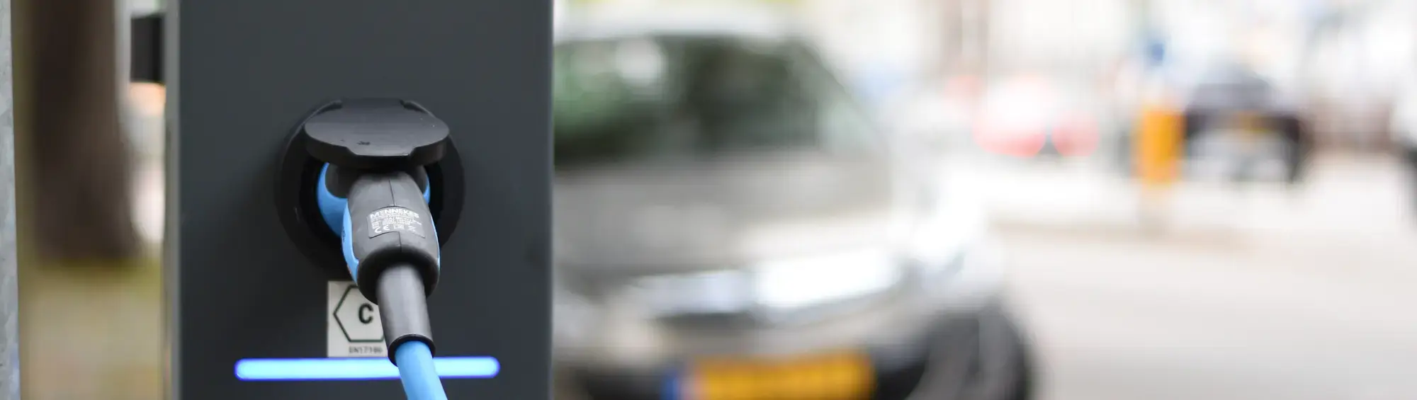 laadpaal met stekker (banner)
