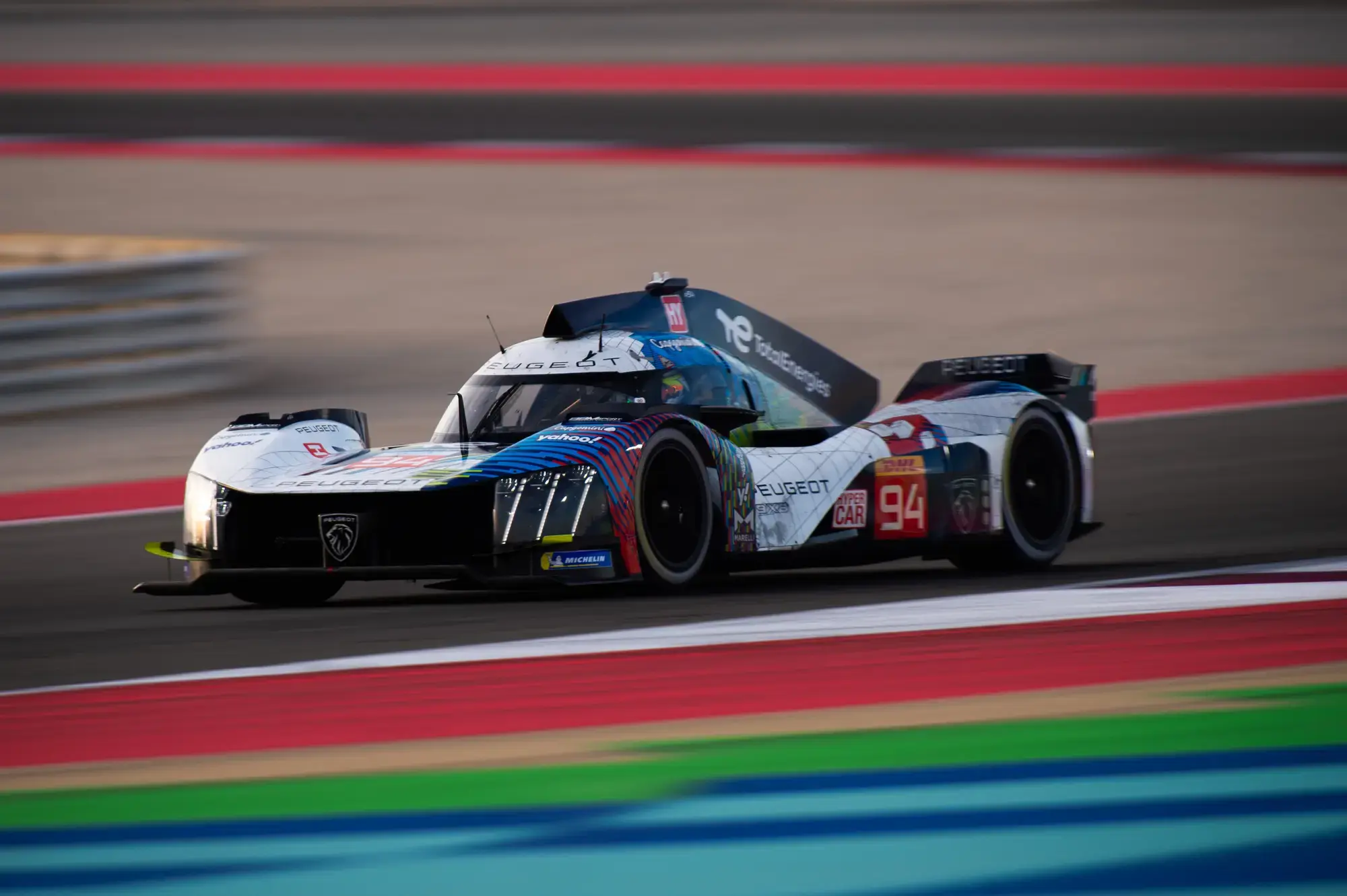 TotalEnergies junto al Peugeot Hypercar en el World Endurance Championship