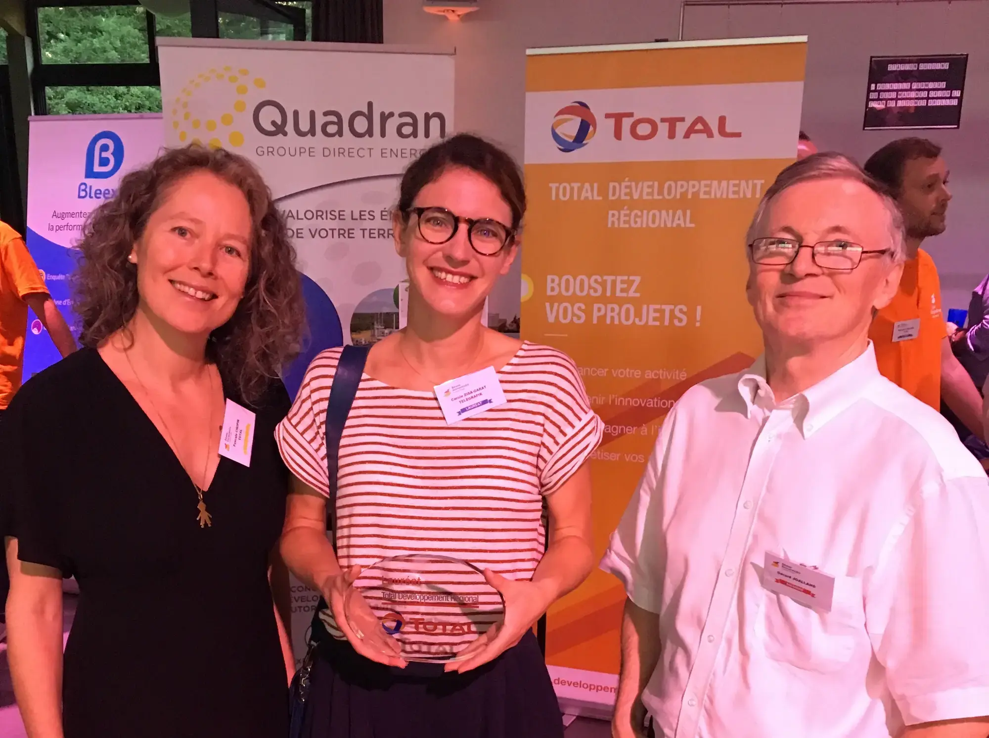 Remise de trophée à Mme Garat, fondatrice de la société Telegrafik et lauréate "Booster" de Réseau Entreprendre, en présence de Mr. Joalland, membre et accompagnateur de Mme Garat chez Réseau Entreprendre.