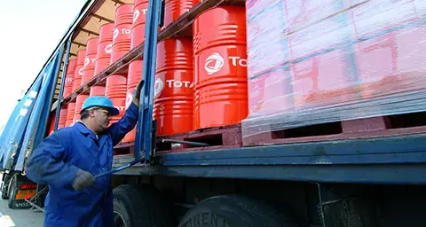 Seitenansicht eines Arbeiters an LKW