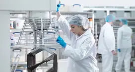 Arbeiterin in einer Fabrik für Lebensmittel