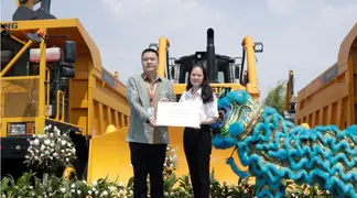 Tu Anh Hoang, Managing Director of PT TotalEnergies Marketing Indonesia and Levi Lin, President Director of PT LiuGong Machinery Indonesia to celebrate the partnership