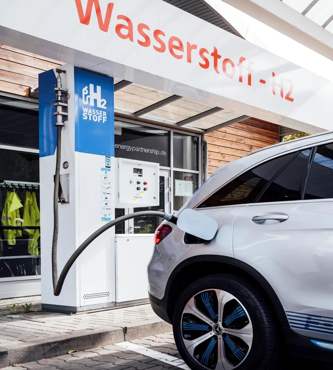 Auto läd an Wasserstoffsäule