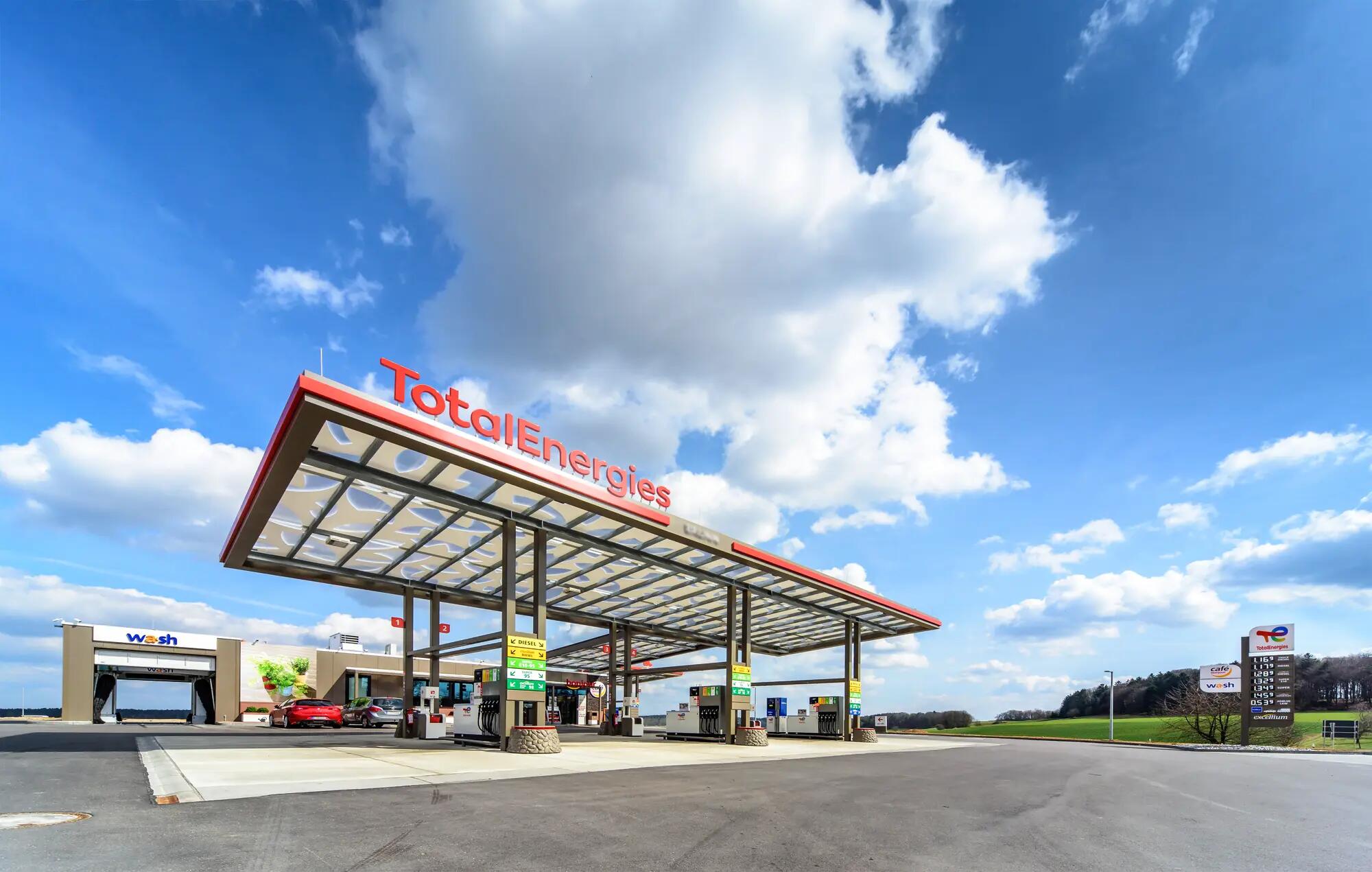 TotalEnergies Tankstelle bei Tag