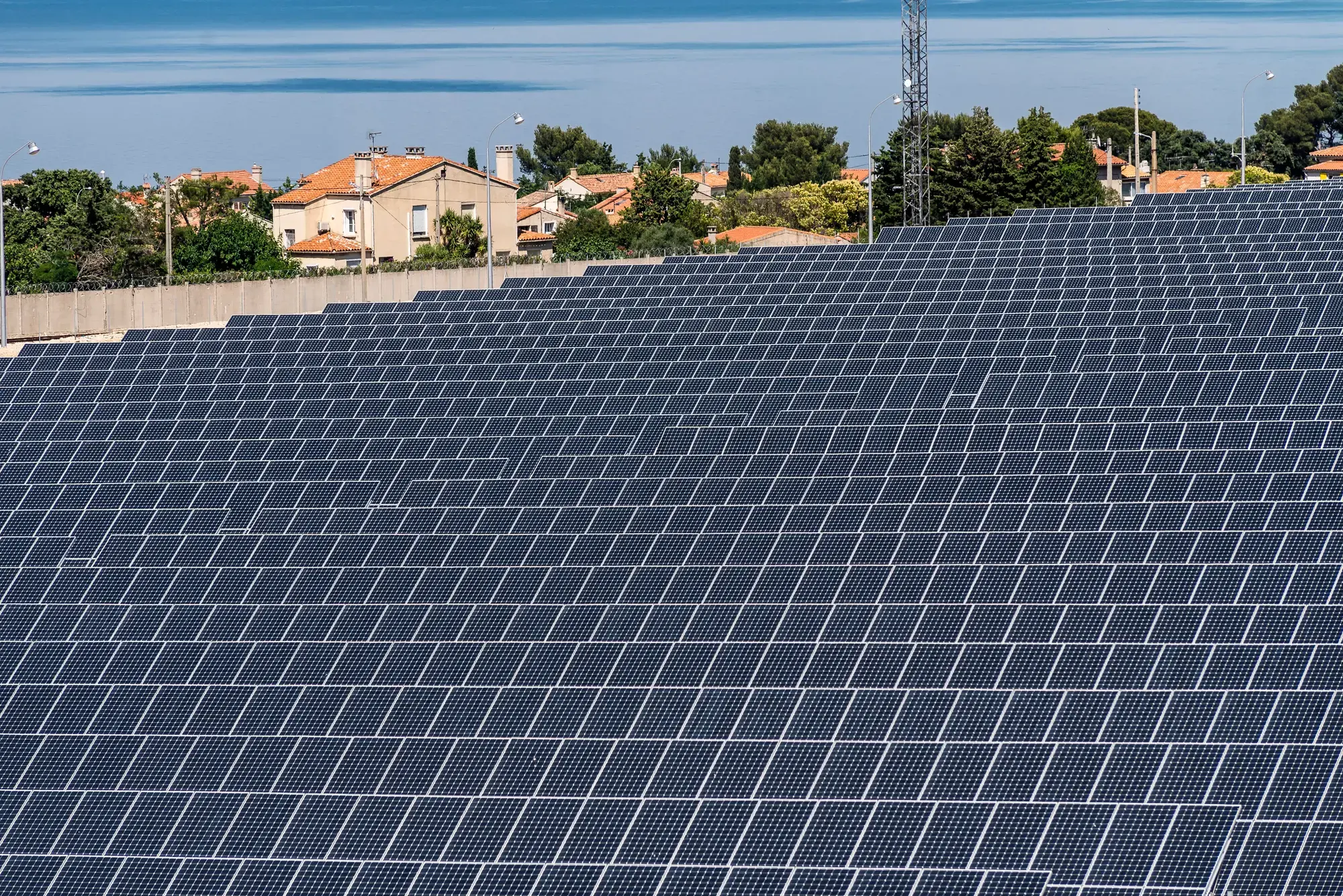 Vue partielle de la ferme solaire. Au fond l'étang de Berre. Suivi de chantier de la reconversion de la plateforme de la Mède. La Mède France Juin 2018.