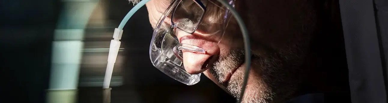 laborantin effectuant une analyse