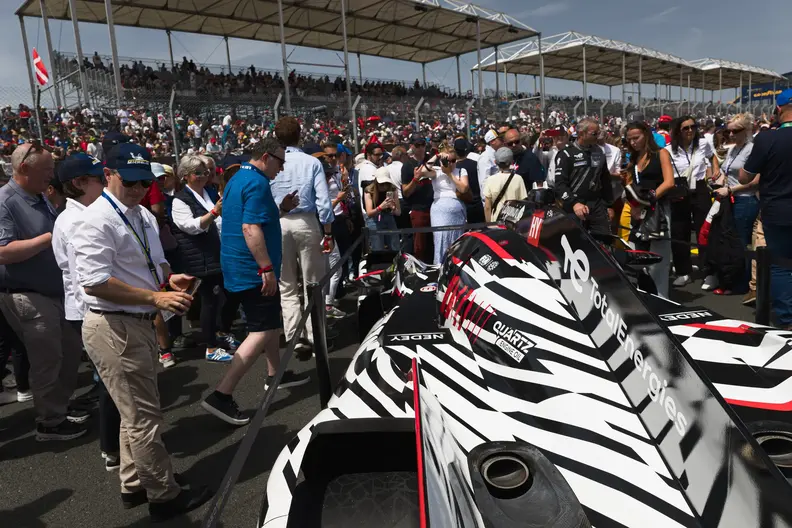 Le Team Peugeot TotalEnergies participe aux 24 Heures du Mans, illustrant l'innovation en matière de lubrifiants haute performance, de carburants renouvelables et de solutions de mobilité durable.