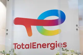 Logo TotalEnergies applicato ad un'insegna