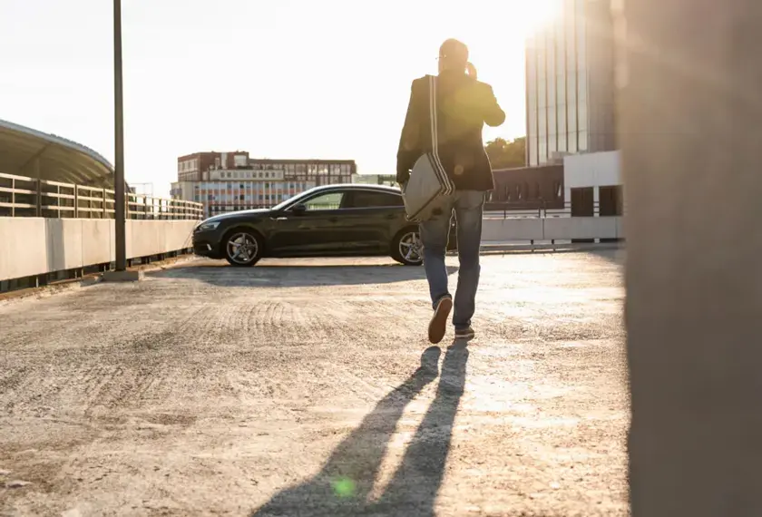 Mann telefoniert zu TotalEnergies