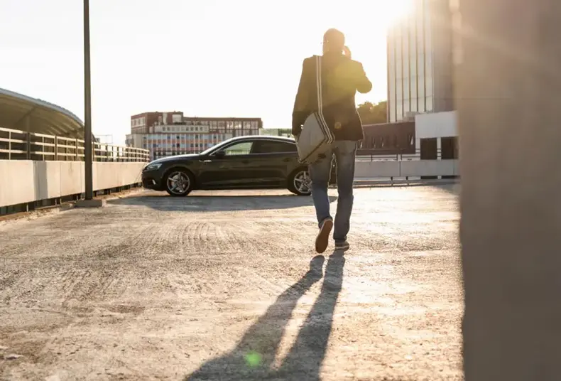 Mann telefoniert zu TotalEnergies