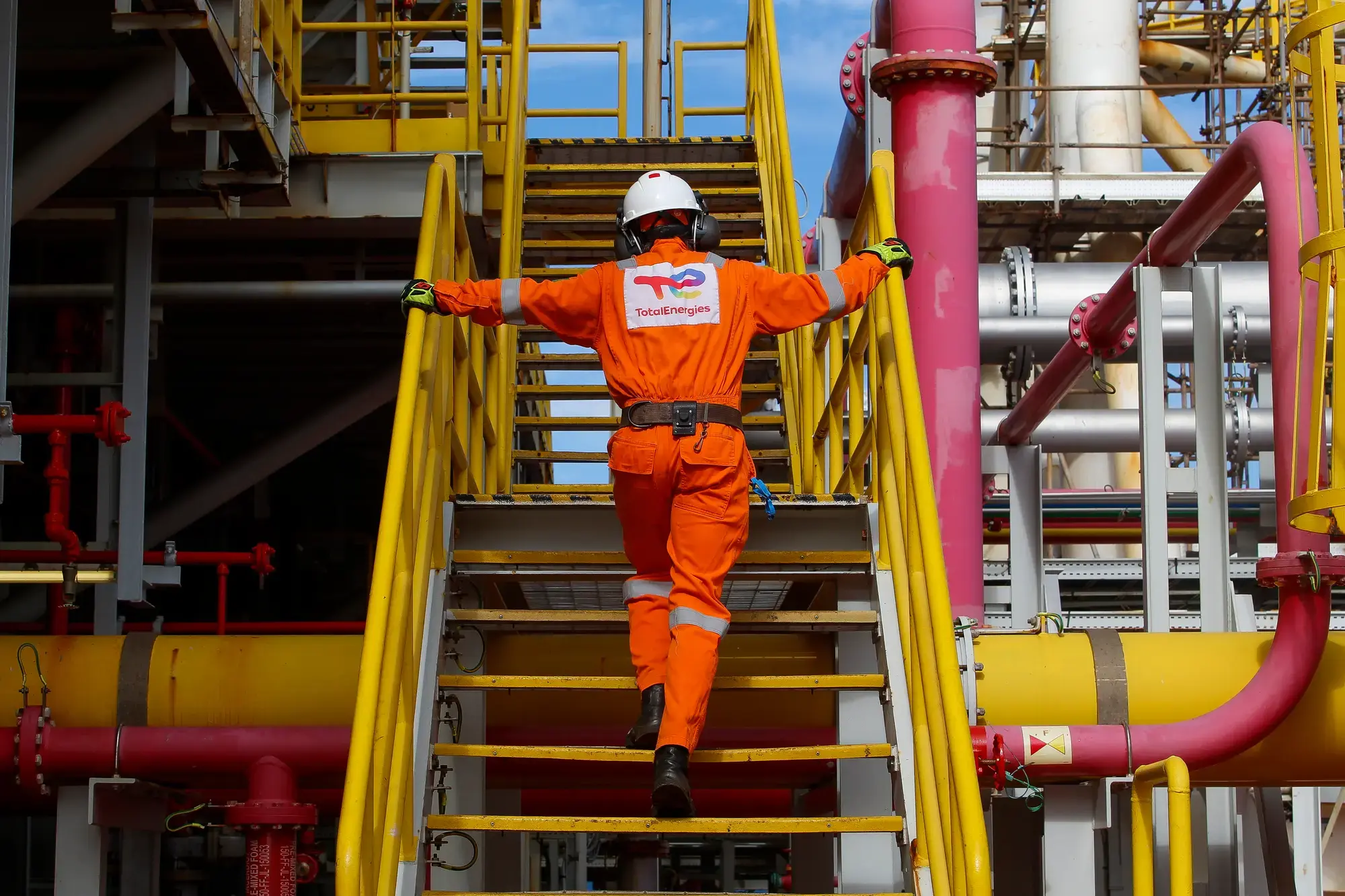 Homem subindo escada - TotalEnergies