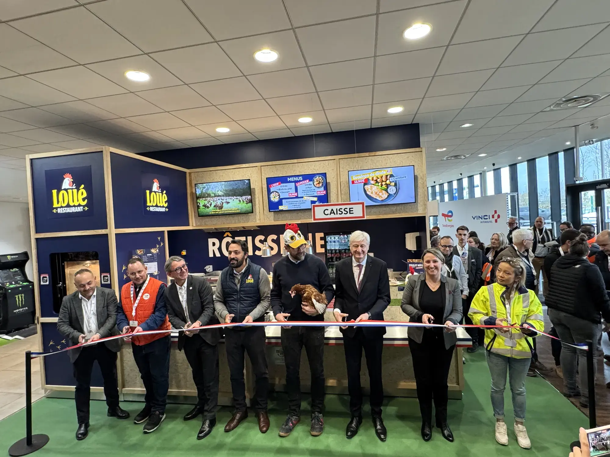 TotalEnergies inaugure dans la Sarthe la première rôtisserie Loué sur une aire d’autoroute