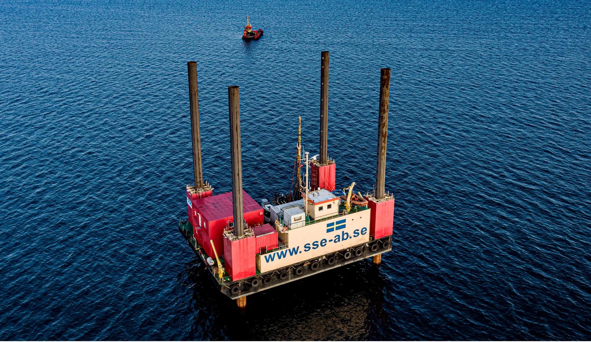 A mobile drilling platform will carry out test drillings in Lillebælt South. A support vessel can be seen in the background.