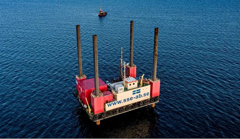 A mobile drilling platform will carry out test drillings in Lillebælt South. A support vessel can be seen in the background. 