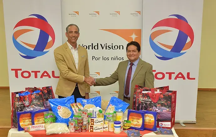 TOTAL dona canastas de navidad para niños de la fundación World Vision