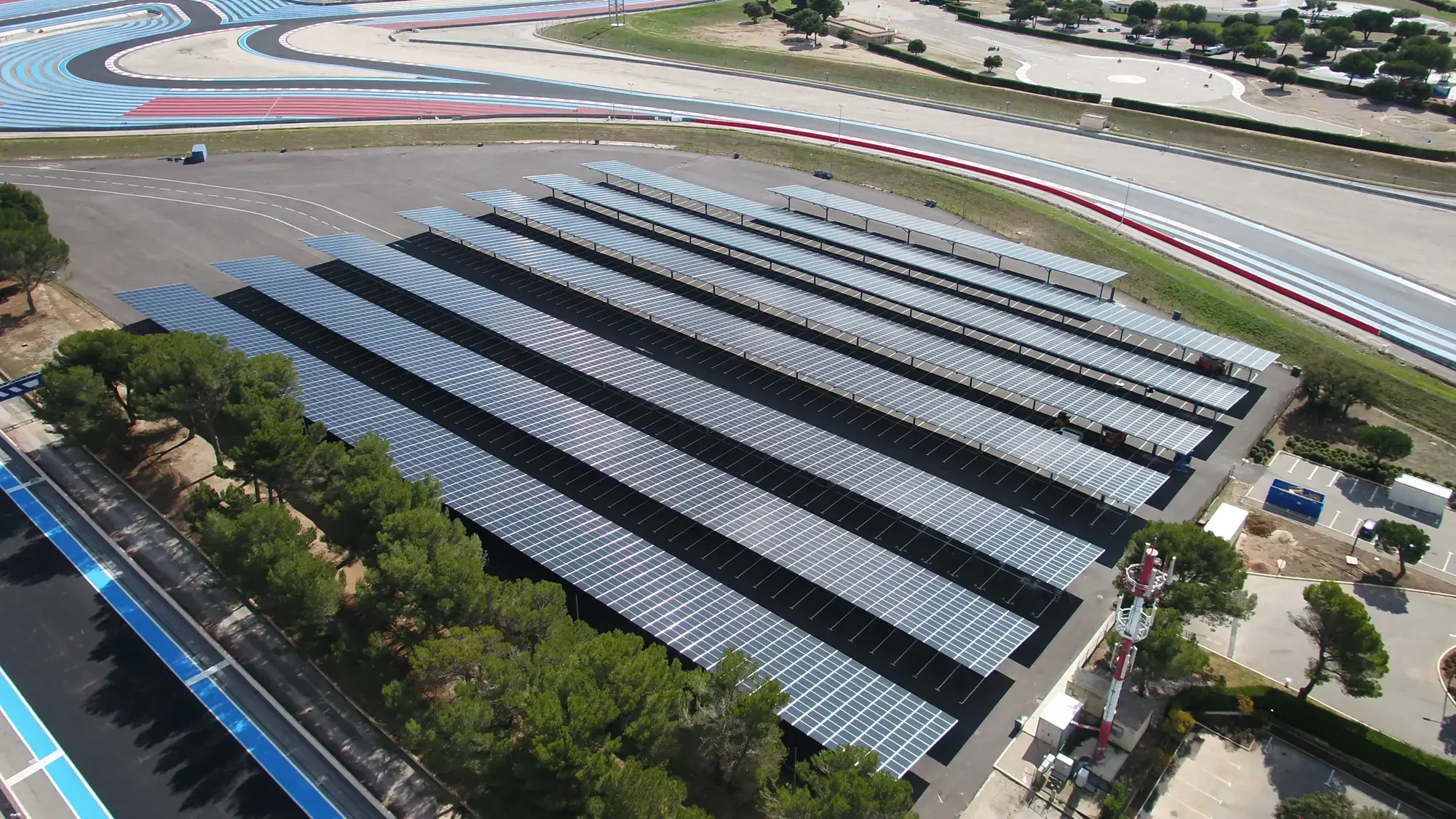 Ombrière solaire dans le Var pour le circuit du Castellet