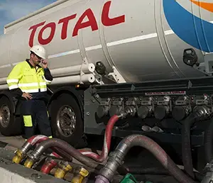 TOTAL Mitarbeiter mit Helm beim Heizöl Tanken