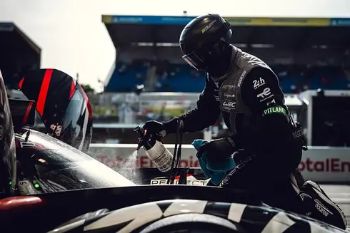 Le Team Peugeot TotalEnergies participe aux 24 Heures du Mans, illustrant l'innovation en matière de lubrifiants haute performance, de carburants renouvelables et de solutions de mobilité durable.