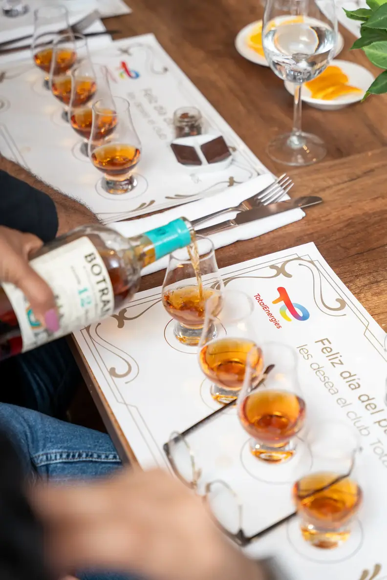 club totalenergies - Cata de Ron en Celebración a los Padres