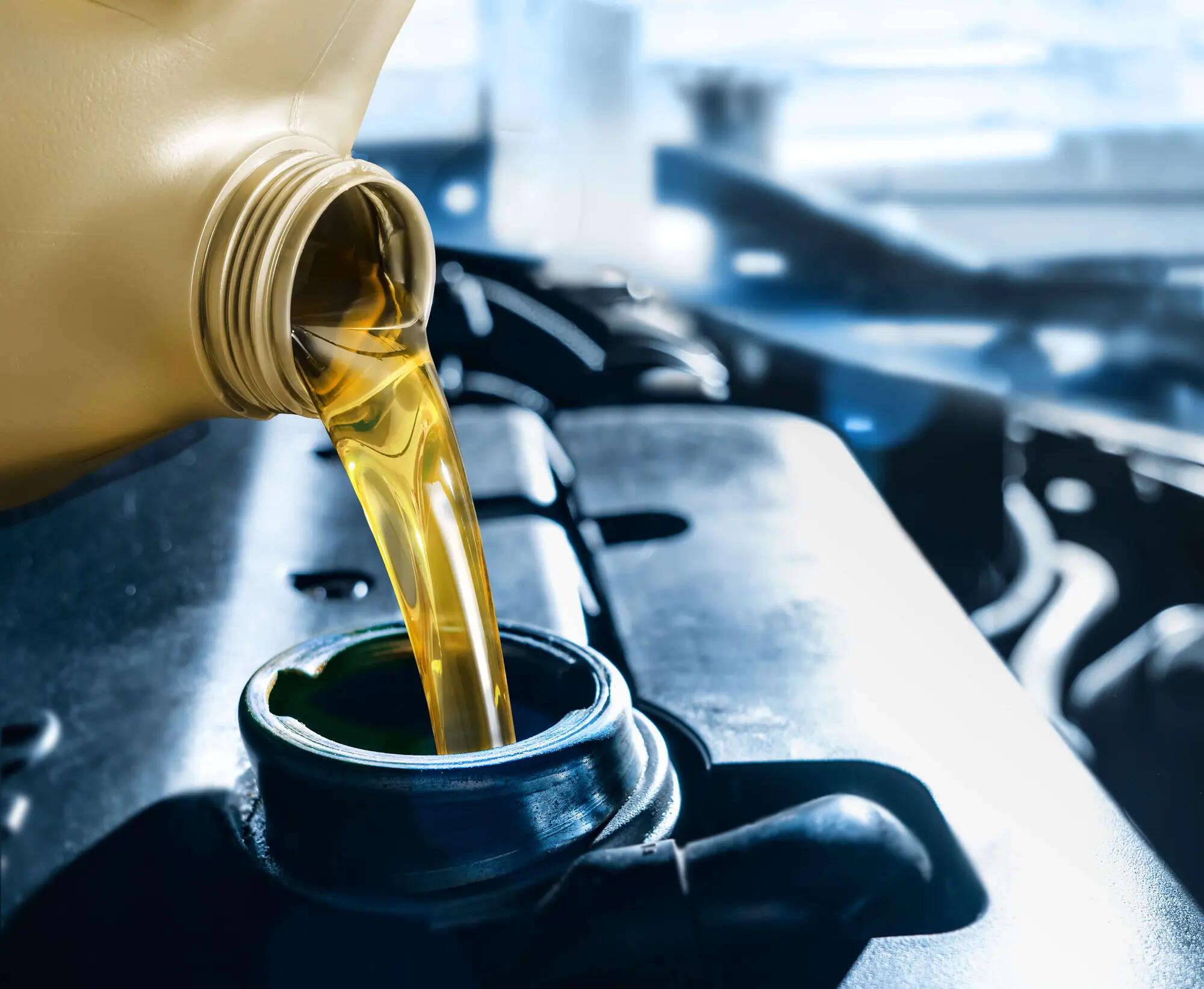 pouring-motor-oil-into-car-engine