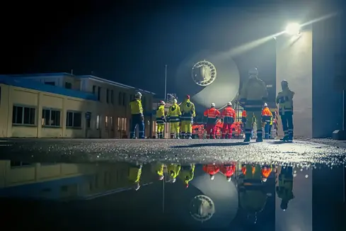 Equipes devant l'un des équipements
