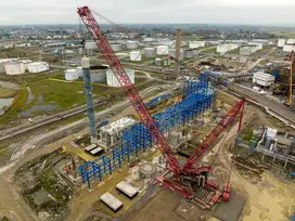 grue de 1 700 tonnes levant une colonne